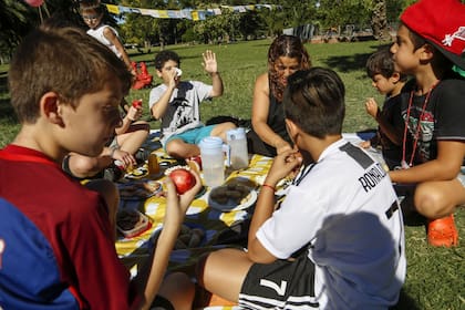 En el cumpleaños de Esteban, un abanico de alimentos por descubrir