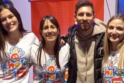 En el cumpleaños infantil de un sobrino de Antonela Roccuzzo, Lionel Messi se fotografía con las integrantes del grupo de animación Choke Los 5.