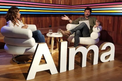 En el debut de su programa, Iván invitó a Julieta para un mano a mano