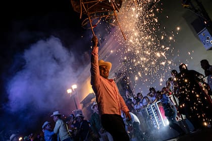 En el desfile se prohibirá la música en volúmenes excesivos y el uso de pirotecnia fuera de las zonas designadas (AP Foto/María Alférez)