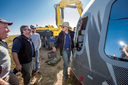 En el desierto de Texas, Jeff Bezos inspecciona la cápsula 2.0 tras una prueba de Blue Origin