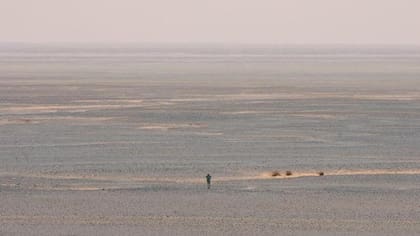 En el desierto del Sáhara cambió de estrategia: corrió por las noches para evitar el calor.