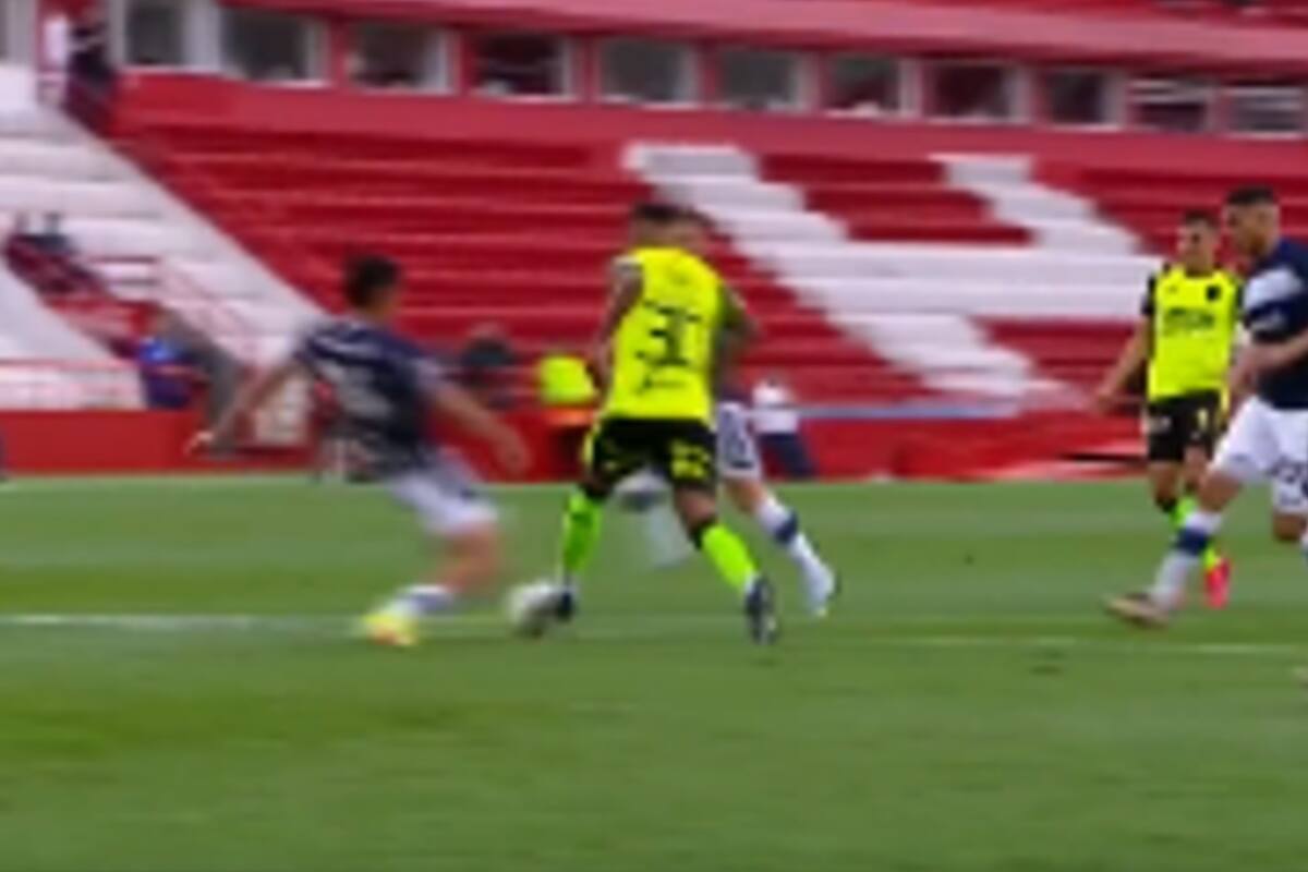 En el despeje de Germán Guiffrey, el árbitro Andrés Merlos cobró penal para Barracas Central porque observó una falta a David Salazar