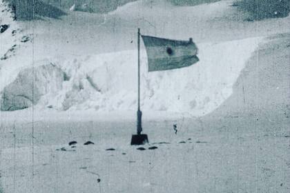 En el día de la cultura argentina, una foto histórica de la bandera nacional, símbolo de nuestra identidad, en la Antártida.