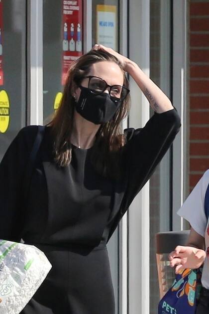 En el día de la madre en los Estados Unidos, Angelina Jolie se dejó ver junto a su hija Vivianne haciendo compras por Los Ángeles