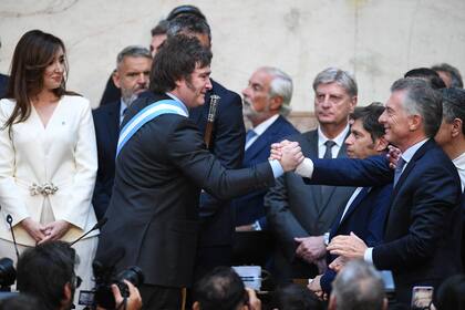 En el día de su asunción, Milei saluda a Mauricio Macri, con Kicillof como testigo