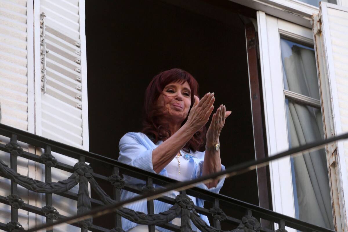 En el día de su cumpleaños, Cristina Kirchner salió al balcón a saludar