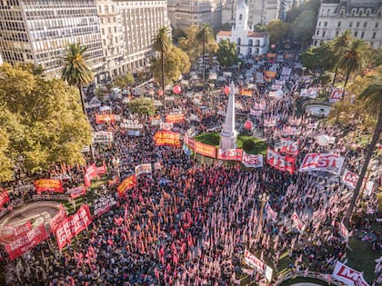 En el Día del Trabajador se hacen diversas manifestaciones para los reclamos de los trabajadores, incluso en la Argentina