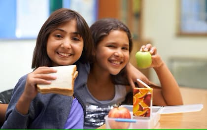 En el distrito escolar 27J, que abarca Brighton y Commerce City, las comidas se ofrecen hasta el 1 de agosto, incluyendo opciones para llevar los días jueves