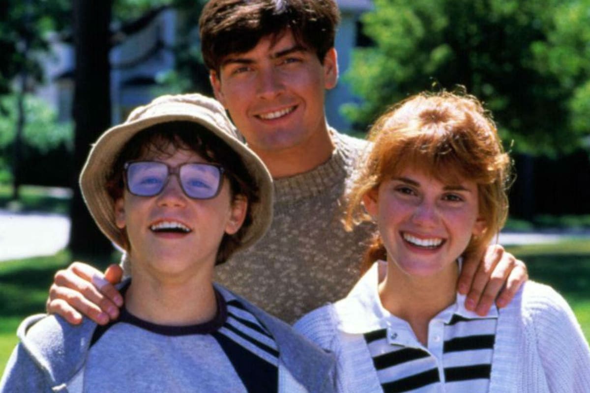 En el documental, se acusa a Charlie Sheen de abusar sexualmente de Corey Haim en el rodaje de la película Lucas
