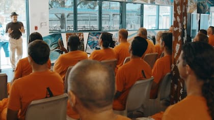 En el documental, Trejo regresa a la cárcel para dar charlas de motivación a los reclusos.