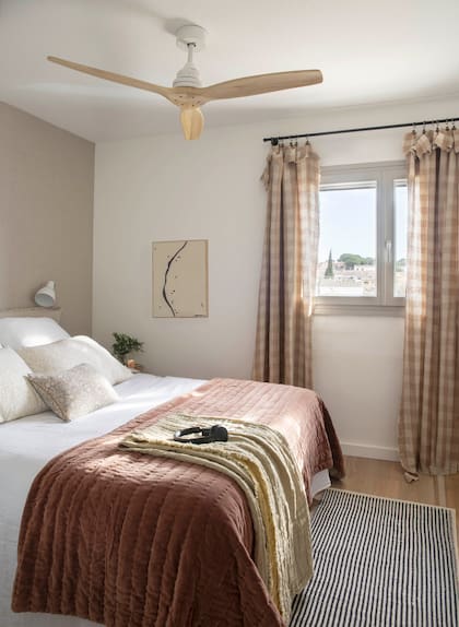 En el dormitorio, cortinas de la firma francesa Maison de Vacances (Filocolore). El cuadro es de la artista barcelonesa Farrés Martí.