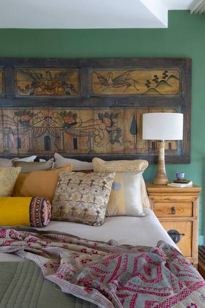 En el dormitorio de Cecilia James, dueña de Desde Asia, almohadones de seda con refinados motivos orientales.