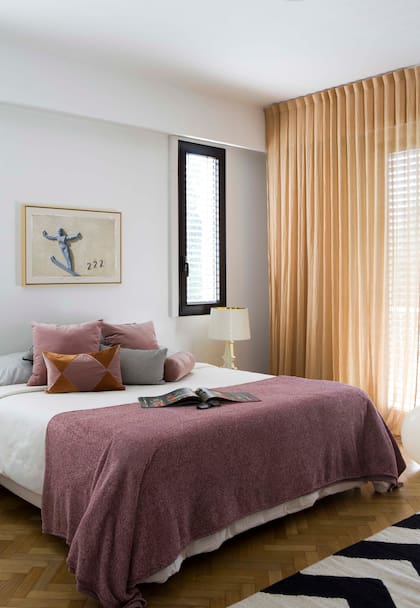 En el dormitorio principal, cuadro de la serie “Parque”, de Fabián Laghi. Almohadones (De Levie Casa), alfombra (Elementos Argentinos), cortinas teñidas con tintes naturales (Casa Florece) y lámpara de Kartell (Manifesto).