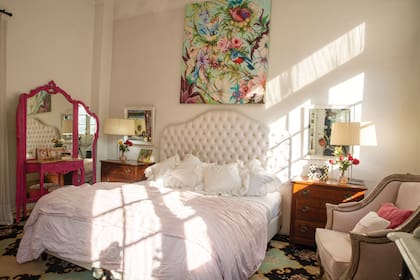 En el dormitorio principal, la alfombra es un diseño de Milagros que ganó el premio Color en Casa Foa y la cabecera es de Milagros Deco.