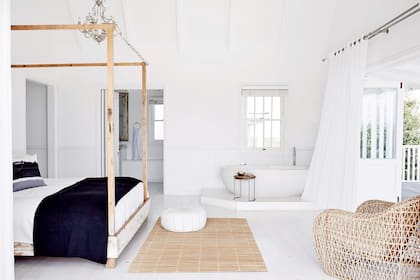 En el dormitorio principal, la bañera expuesta con forma oval pone el toque de modernidad.