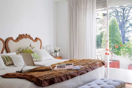 En el dormitorio principal, ropa de cama blanca, almohadones estampados (Zara Home) y un pie de cama de su bisabuela.