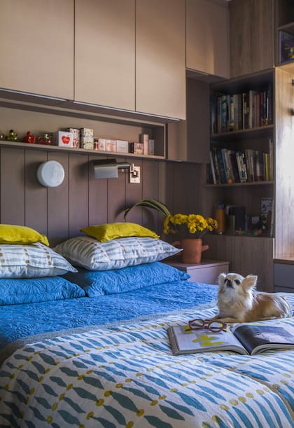 En el dormitorio principal se diseñó una cama con respaldo, placard y biblioteca integrados en un solo bloque (Brunatelier)