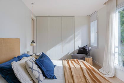 En el dormitorio principal se eligieron elementos más bien rústicos: un respaldo de arpillera y lámparas de cerámica de @las_churras) con almohadones bordados y un pie de cama en gasa de @jotadenaz.