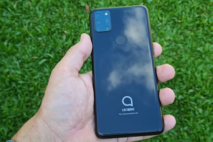 En el dorso del Alcatel 5x está el sensor de huellas digltales; el smartphone tiene también una tecla lateral para activar el Asistente de Google