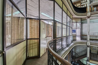 En el edificio funcionan oficinas y talleres textiles