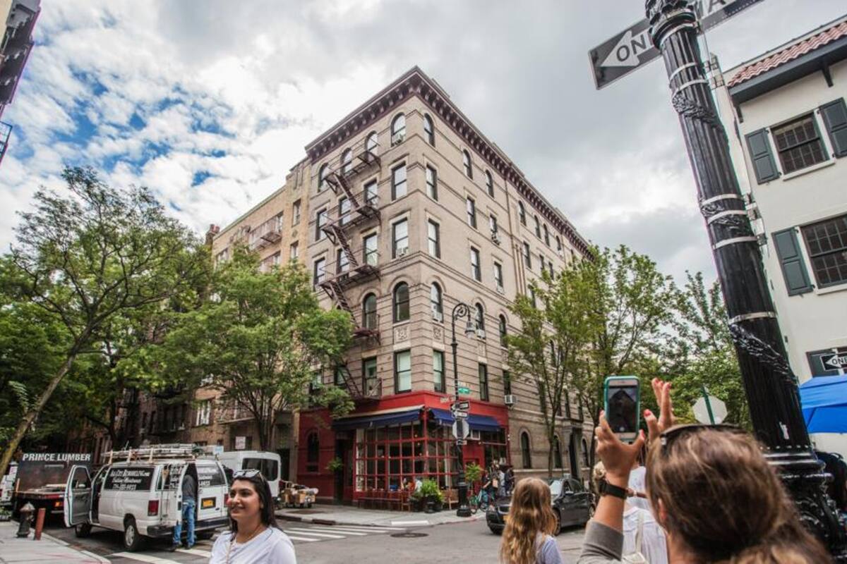 En el emblemático "Friends Apartment Building" se encuentra para rentar un departamento soñado. Sobre todo si sos fan de la serie más taquillera de los Estados Unidos.