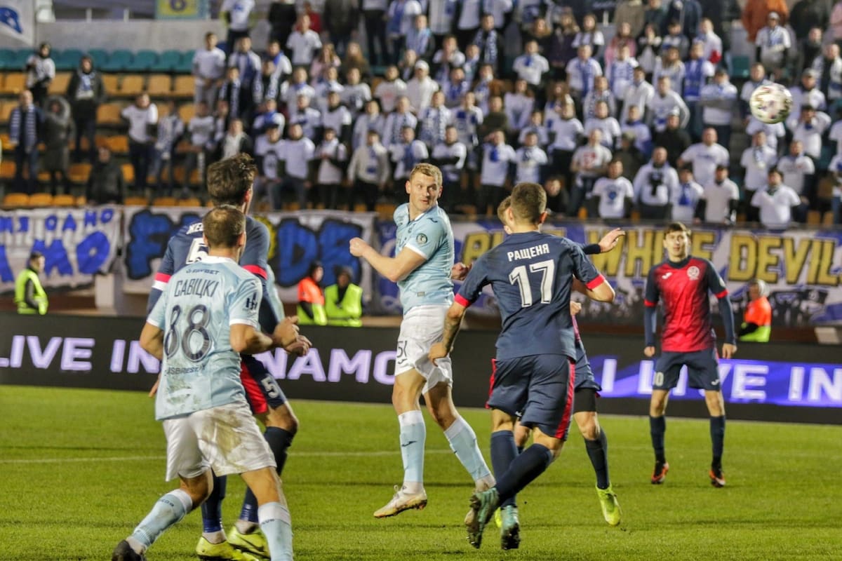 En el empate 1-1 del Dynamo Brest, la gente siguió con atención el juego desde las tribunas