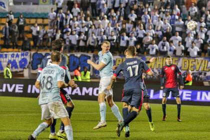 En el empate 1-1 del Dynamo Brest, la gente siguió con atención el juego desde las tribunas