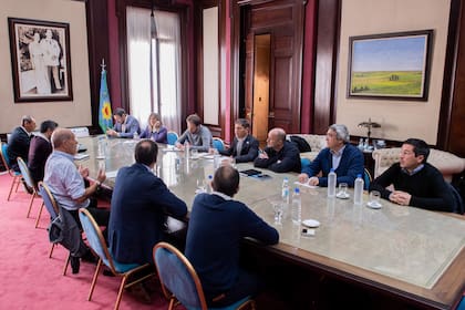 En el encuentro con intendentes, l gobernador Axel Kicillof anunció una batería de medidas destinadas a mitigar el impacto de las lluvias en materia de producción e infraestructura