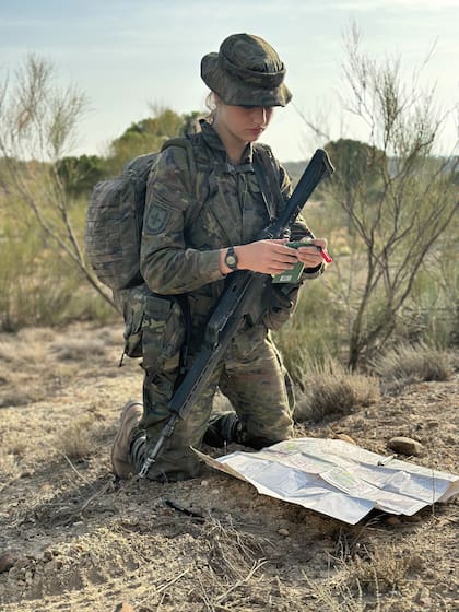 En el entrenamiento, desplegó varias veces su mapa y, en su cuaderno de notas, tomó apuntes de todas las posiciones y ejercicios.