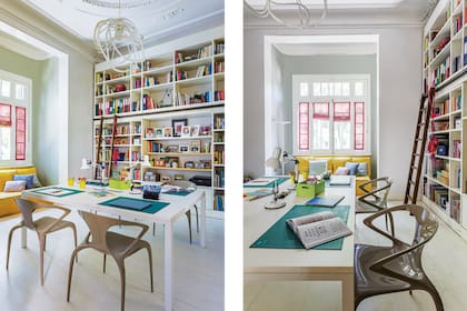 Piso de madera pintado y lugar de escritorio para cada uno (Victoria D’Ornellas). Lámpara (Ligne Roset, París), biblioteca (Bacano) y sofá amarillo (Good Luck Casa).