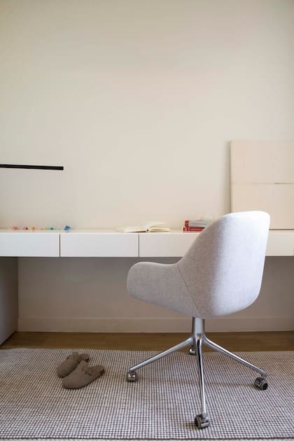 En el escritorio se retoma la paleta del living y la cocina, con blanco y beige.