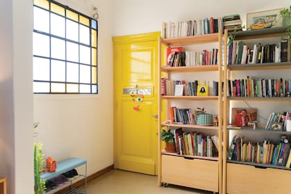 En el escritorio y el hall se eligieron muebles de madera (Ukelele Muebles) combinados con paredes blancas y aberturas en amarillo.