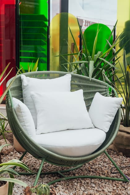 En el espacio californiano, poltrona 'Spiaggia' (Fontenla) con estructura de aluminio, respaldo de fibras náuticas cosidas a mano con protección UVA y asiento de tela náutica.