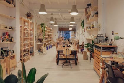 En el espacio del barrio de Gracia funciona un coworking para ceramistas.