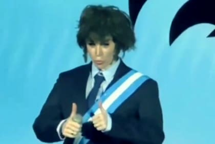 En el espectáculo que ofrece en Mar del Plata, Fátima Flórez imita a su novio Javier Milei