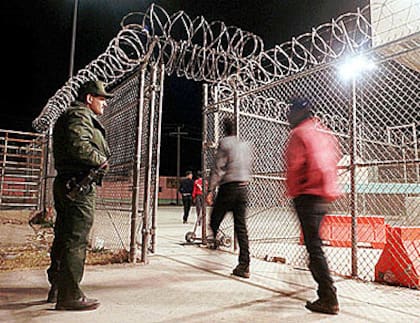 En el Estado de Arizona, un agente de la patrulla de fronteras norteamericana vigila el regreso de un grupo de inmigrantes ilegales mexicanos a su país