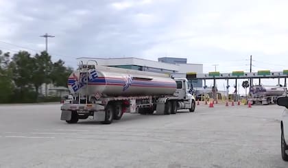 En el estado de Florida, se desplegaron cientos de camiones cisterna que transportan combustible desde los puertos de Tampa y Manatee