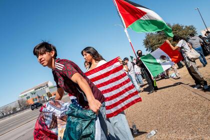 En el estado de Texas, donde más del 50% del alumnado público es hispano, las manifestaciones juveniles han provocado una respuesta confrontativa por parte del gobierno estatal