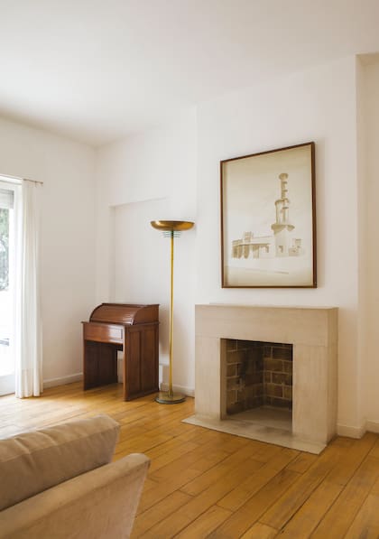 En el estar privado con chimenea que antecede el dormitorio, “Matadero de Guaminí” (2012), de Amadeo Azar, una obra de técnica mixta sobre papel perteneciente al Fondo Nacional de las Artes, que hoy preside Tulio Andreussi Guzmán