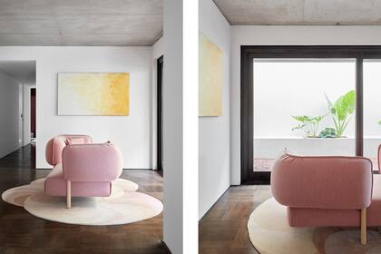 En el estar que separa la habitación del resto de la planta, sofá ‘Tender Vis à Vis’ (Moroso) sobre alfombra ‘Slinky’ (CC-Tapis).