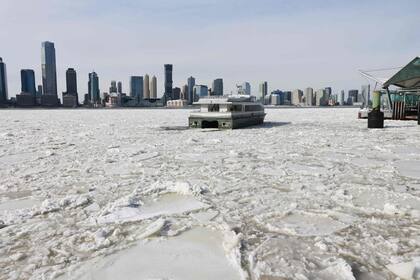 En el este del estado y el oeste de Nueva Inglaterra, las temperaturas máximas para este lunes se moderarán levemente, situándose en un rango de entre 10°F y 20°F (-12°C a -6°C)