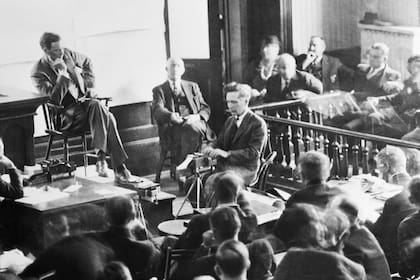 En el estrado de los testigos, durante el juicio contra Bruno Hauptmann, Charles Lindbergh leyó las notas de rescate
