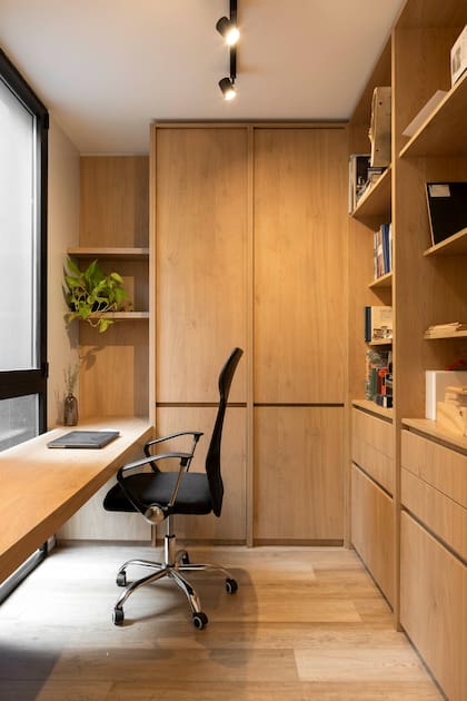 En el estudio donde Franca y su marido trabajan, mobiliario en melamina (Egger) diseñado por la dueña de casa.