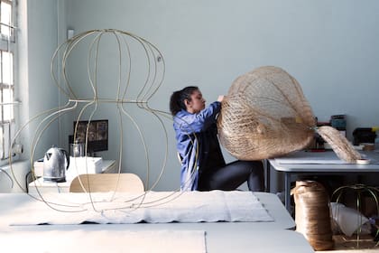 En el estudio funicona el área de diseño, la tapicería y una planta de piezas en proceso, además del showroom