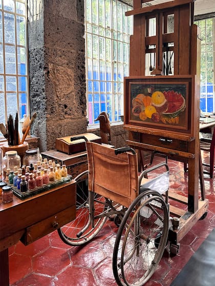 En el estudio se alberga la extensa biblioteca de la artista, sus materiales de trabajo y el caballete que le regaló Nelson Rockefeller.