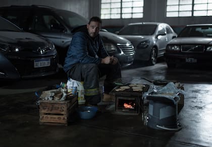 En El Eternauta, Ariel Staltari interpreta a Omar, quien tras volver de los Estados Unidos se reencuentra con sus amigos, pero sus actitudes chocan con las del grupo