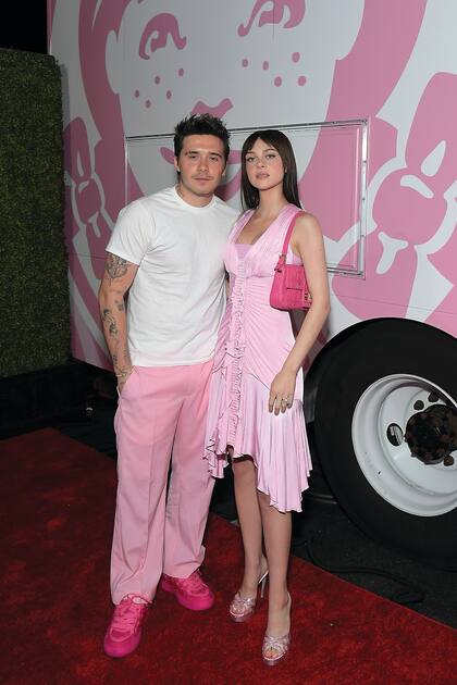 En
el evento que organizó
Wendy’s en 2022, en
West Hollywood, Los
Ángeles para celebrar
el helado de frutilla,
ambos fueron vestidos
en varios tonos de rosa y
un touch de blanco: las
zapatillas de Brooklyn
–quien el año pasado
lanzó Cloud23, una línea
premium de salsas– eran
del mismo tono que
la cartera de Nicola.