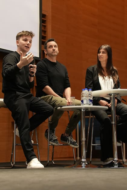 En el evento se realizó el panel “Innovación como puente entre la ciencia y la humanidad”, con la participación de Mateo Salvatto, Andrés Rieznik y Valeria Abusamra