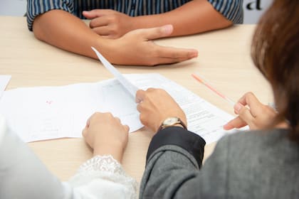 En el examen oral, un agente le hace a la persona 20 preguntas cívicas de EE.UU., cómo el estilo de gobierno del país norteamericano o su Constitución